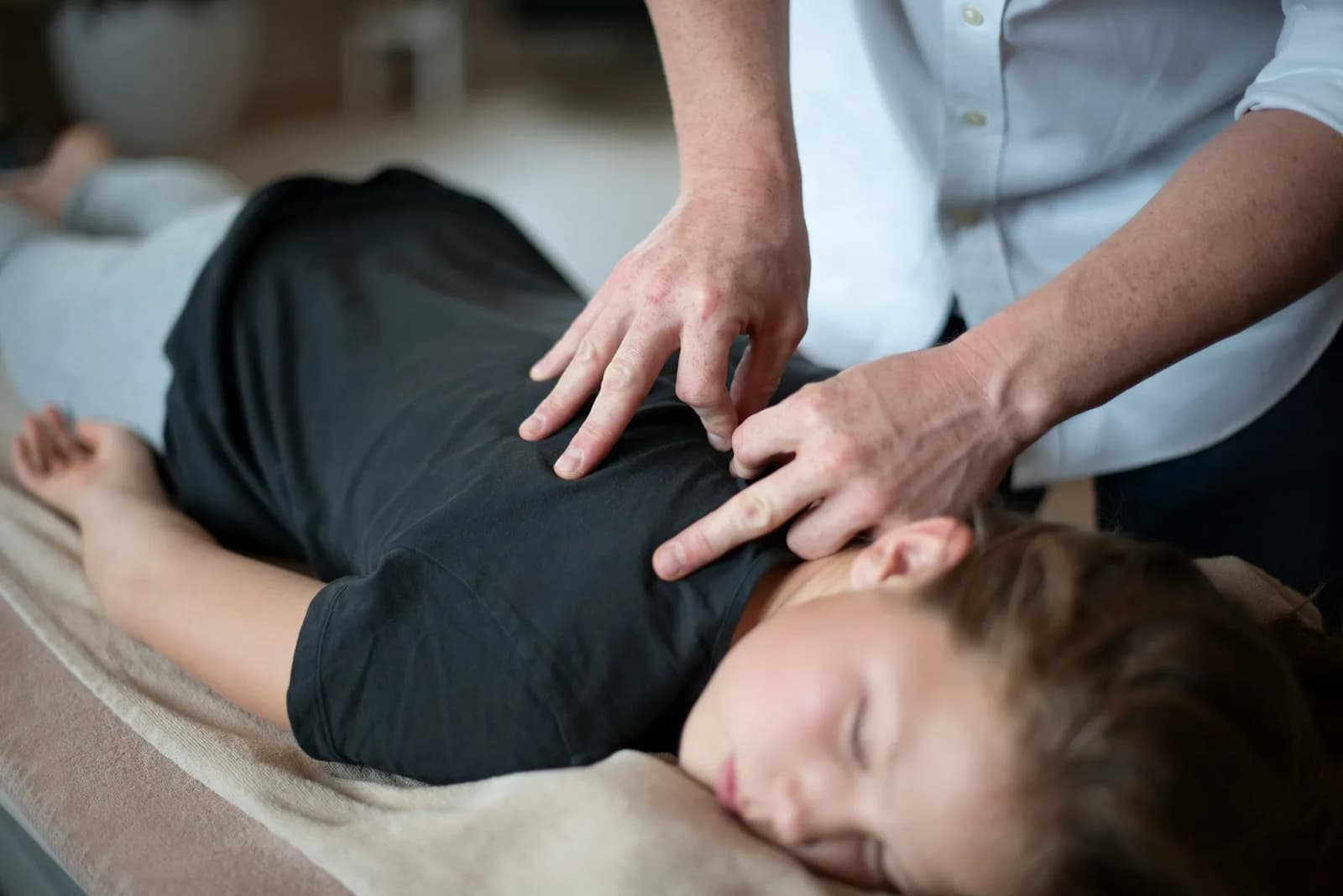 Understanding How a Sports Injury Chiropractor Supports Young Athletes